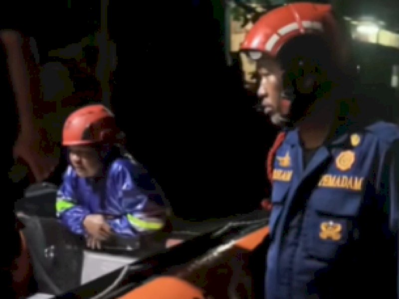 Tim Damkarmat Makassar Evakuasi Korban Banjir Warga di Jln Inspeksi Kanal 2 Lorong Vespa