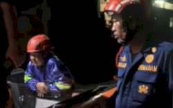 Tim Damkarmat Makassar Evakuasi Korban Banjir Warga di Jln Inspeksi Kanal 2 Lorong Vespa