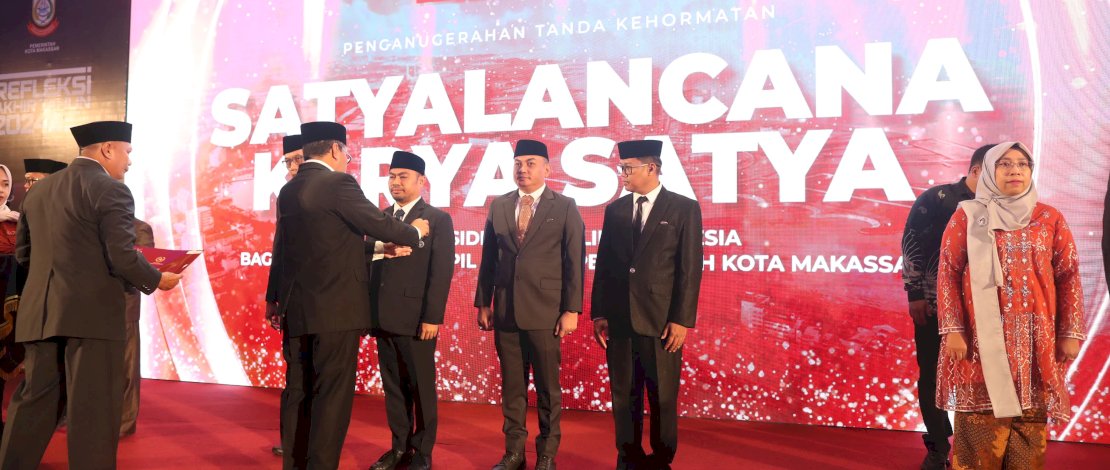 Wali Kota Makassar Moh Ramdhan Pomanto menyematkan Tanda Kehormatan Satyalancana Karya Satya kepada Pegawai Negeri Sipil (PNS) Kota Makassar. 