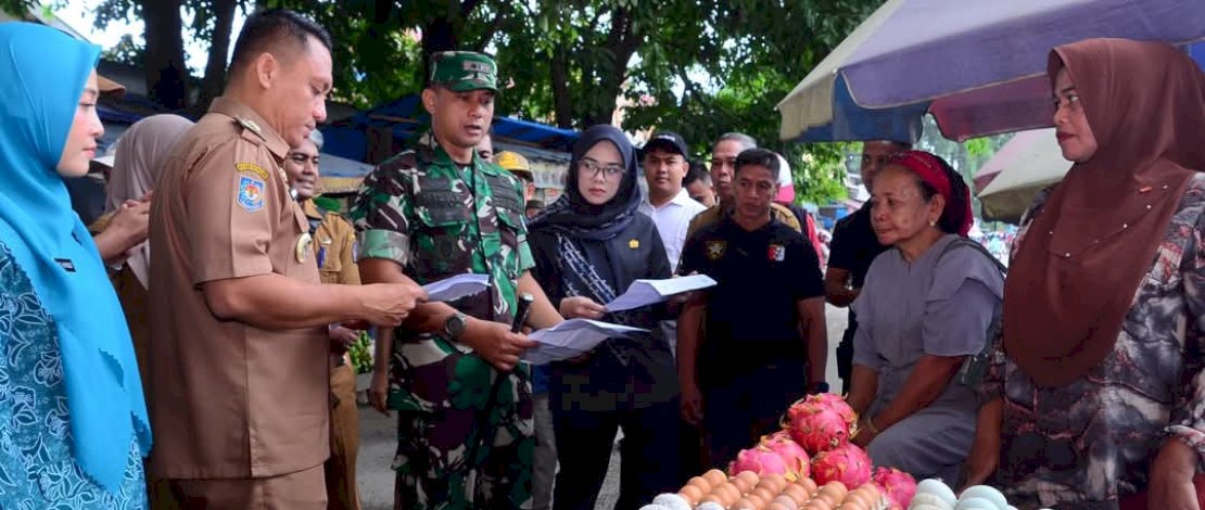 Ketua DPRD Bone, Andi Tenri Walinonong, bersama Penjabat Bupati Bone, Andi Winarno Eka Putra turun langsung ke lapangan untuk melakukan pemantauan harga di Kompleks Pasar Palakka, Senin, 30 Desember 2024. Ketua DPRD Bone, Andi Tenri Walinonong, bersama Penjabat Bupati Bone, Andi Winarno Eka Putra turun langsung ke lapangan untuk melakukan pemantauan harga di Kompleks Pasar Palakka, Senin, 30 Desember 2024.