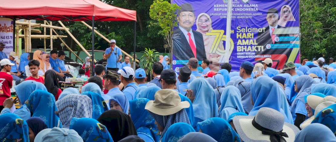 Kepala Kantor Kementerian Agama (Kemenag) Sulsel Ali Yafid didampingi Kepala Bidang Urais dan Kepala Kantor Kemenag Kabupaten Jeneponto, Saharuddin, dan Ketua Dharma Wanita Persatuan (DWP) Kanwil dan Kemenag Jeneponto melepas Gerak Jalan Sehat Kemenag Jeneponto, Senin, 30 Desember 2024. Kepala Kantor Kementerian Agama (Kemenag) Sulsel Ali Yafid didampingi Kepala Bidang Urais dan Kepala Kantor Kemenag Kabupaten Jeneponto, Saharuddin, dan Ketua Dharma Wanita Persatuan (DWP) Kanwil dan Kemenag Jeneponto melepas Gerak Jalan Sehat Kemenag Jeneponto, Senin, 30 Desember 2024.