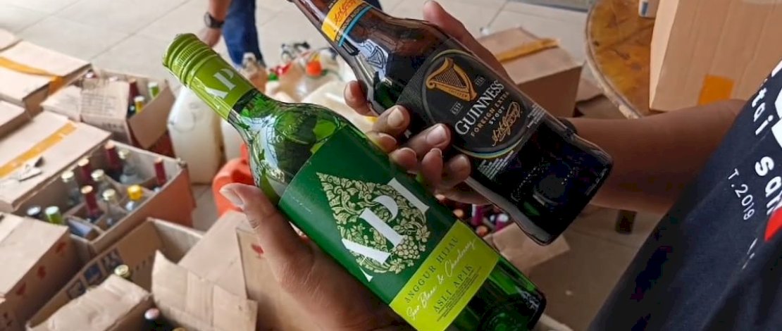 Ratusan botol miras dimusnahkan Polres Bone, Selasa, 31 Desember 2024. Ratusan botol miras dimusnahkan Polres Bone, Selasa, 31 Desember 2024.