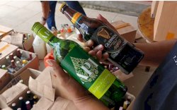 Jelang Malam Pergantian Tahun, Polres Bone Musnahkan Ratusan Botol Miras Berbagai Merek