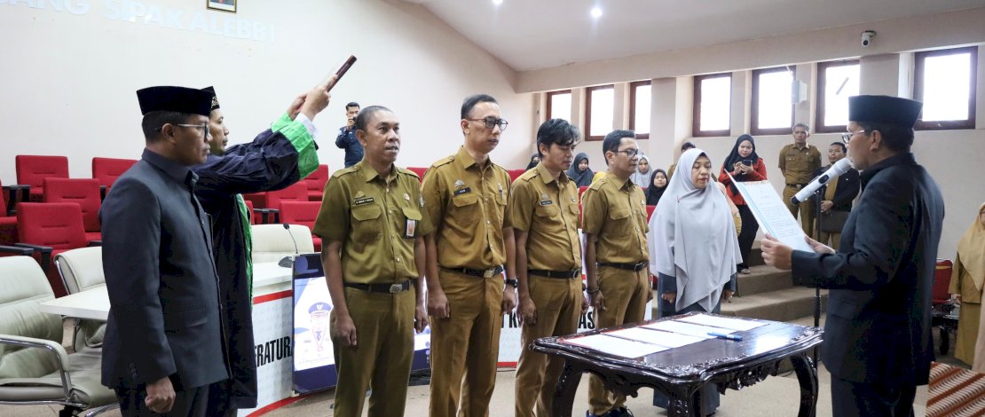 Wali Kota Makassar Moh Ramdhan Pomanto melantik Pejabat Fungsional, di Ruang Sipakalebbi, Balaikota Makassar, Selasa, 31 Desember 2024.