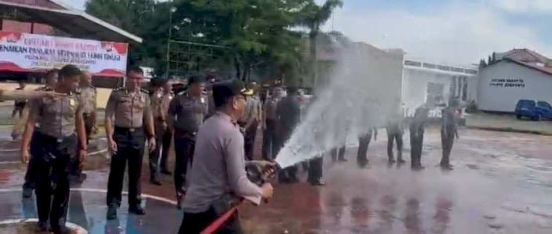 Tradisi upacara kenaikan pangkat personil Polres Jeneponto diwarnai dengan penyiraman air kembang yang diawali oleh Kapolres Jeneponto kepada Personil Polres Jeneponto.