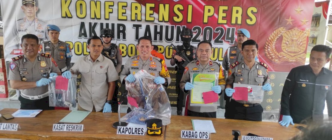 Kapolres Bone AKBP Erwin Syah, saat merilis kasus penipuan, di Mapolres Bone, Selasa, 31 Desember 2024. Kapolres Bone AKBP Erwin Syah, saat merilis kasus penipuan, di Mapolres Bone, Selasa, 31 Desember 2024.
