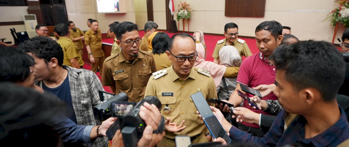Pj Gubernur Sulsel Prof Zudan diwawancarai sejumlah awak media di Kantor Gubernur, Selasa, 31 Desember 2024. Pj Gubernur Sulsel Prof Zudan diwawancarai sejumlah awak media di Kantor Gubernur, Selasa, 31 Desember 2024.