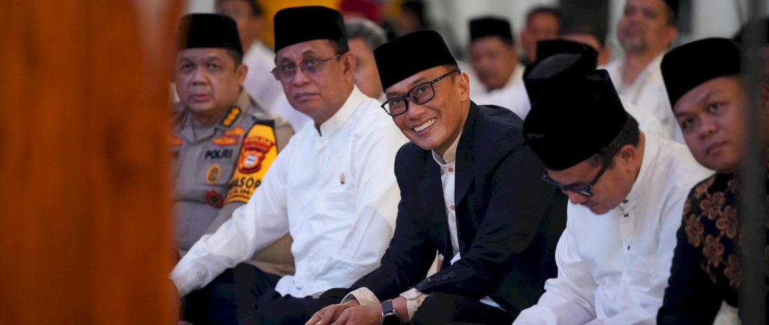 Ribuan jamaah memadati Masjid 99 Kubah di kawasan Center Point of Indonesia (CPI) pada acara DZikir dan Doa Bersama, yang diselenggarakan sebagai bentuk rasa syukur di penghujung tahun 2024 dan menyambut tahun baru 2025, Selasa malam, 31 Desember 2024.