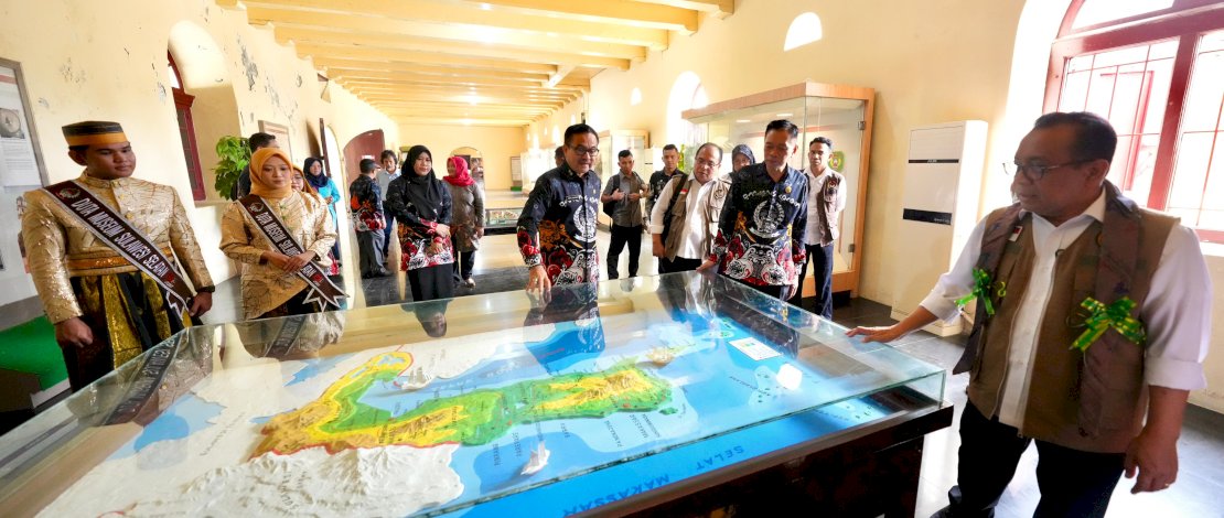 Sekretaris Daerah Provinsi Sulsel, Jufri Rahman, mendampingi Menteri Koordinator Bidang Pembangunan Manusia dan Kebudayaan (PMK), Pratikno, meninjau Museum La Galigo yang terletak di Benteng Fort Rotterdam, Makassar, Kamis, 2 Januari 2025.
