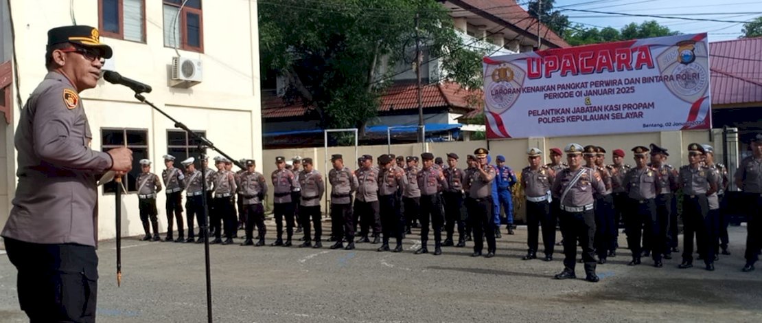 Upacara Korps Raport Kenaikan Pangkat Setingkat Lebih Tinggi yang dirangkaikan dengan Pelantikan Kasi Propam, di Halaman Mapolres Kepulauan Selayar, Kamis, 2 Januari 2025.