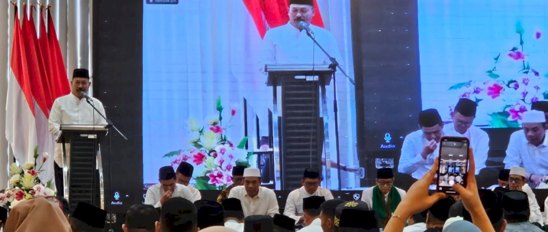 Ratusan aparatur Kementerian Agama (Kemenag) Sulsel khusyuk dalam lantunan Dzikir dan Doa Bersama yang dipimpin langsung oleh Mursyid Tarekat Khalwatiyah Syekh Yusuf Al Makassary.
Ratusan aparatur Kementerian Agama (Kemenag) Sulsel khusyuk dalam lantunan Dzikir dan Doa Bersama yang dipimpin langsung oleh Mursyid Tarekat Khalwatiyah Syekh Yusuf Al Makassary.