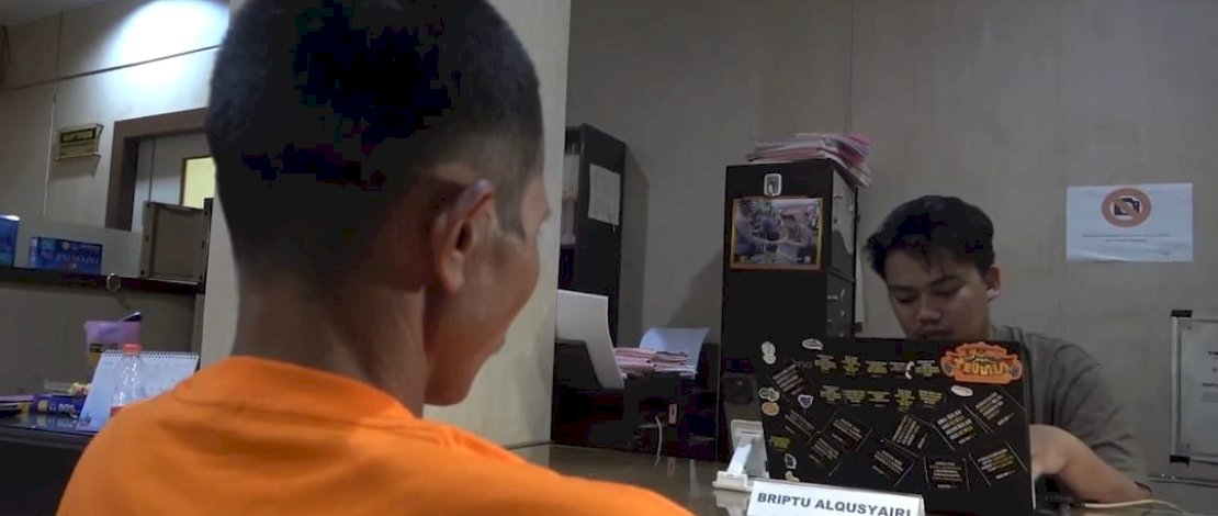 Pelaku pencabulan anak dibawah umur saat diinterogasi polisi.