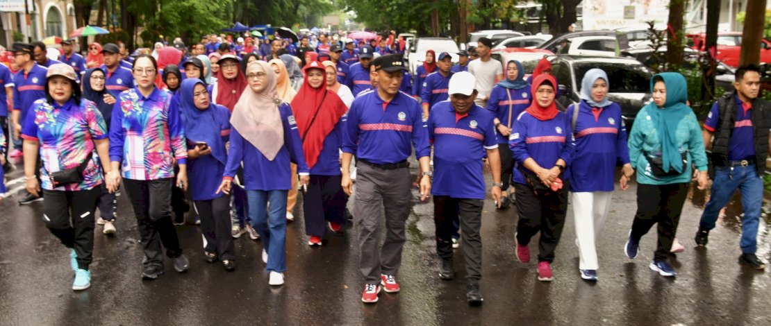 Di acara jalan sehat bersama jajaran lingkup Pemprov Sulsel dan masyarakat, Minggu, 5 Januari 2025, Prof Zudan menerima banyak ucapan selamat dan terima kasih Di acara jalan sehat bersama jajaran lingkup Pemprov Sulsel dan masyarakat, Minggu, 5 Januari 2025, Prof Zudan menerima banyak ucapan selamat dan terima kasih