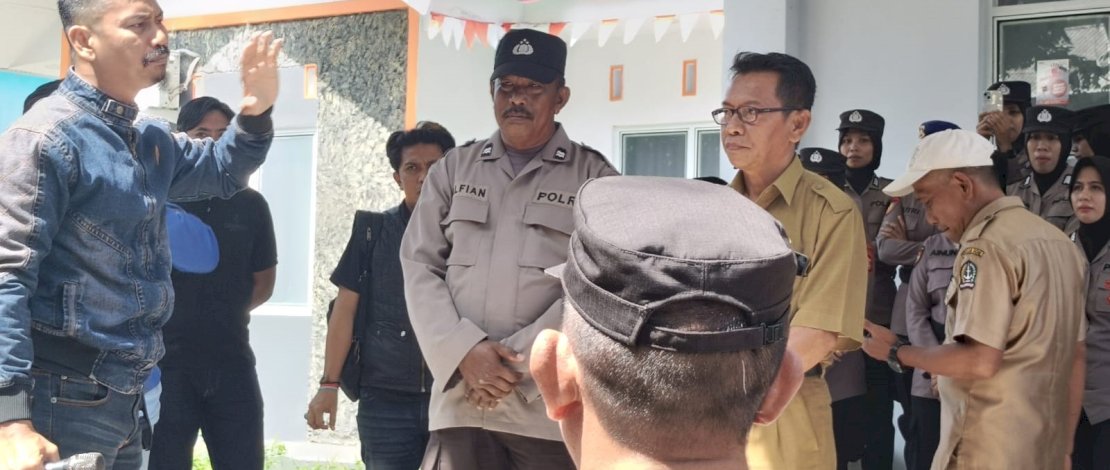 Sejumlah warga Kelurahan Apala, Kecamatan barebbo, menggelar aksi demonstrasi di Kantor Kecamatan Barebbo terkait tidak cairnya dana kelurahan.