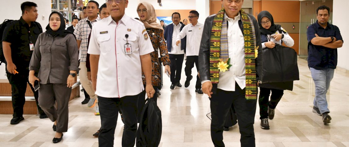 Masyarakat dan Kepala Organisasi Perangkat Daerah (OPD) lingkup Pemerintah Provinsi Sulsel menyambut hangat kedatangan Penjabat Gubernur Sulsel Prof Fadjry Djufry saat tiba di Bandara Internasional Sultan Hasanuddin, Makassar, Rabu, 8 Januari 2025. Masyarakat dan Kepala Organisasi Perangkat Daerah (OPD) lingkup Pemerintah Provinsi Sulsel menyambut hangat kedatangan Penjabat Gubernur Sulsel Prof Fadjry Djufry saat tiba di Bandara Internasional Sultan Hasanuddin, Makassar, Rabu, 8 Januari 2025.