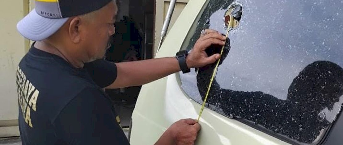 Mobil milik Abustan yang dirusak oleh OTK. Mobil milik Abustan yang dirusak oleh OTK.