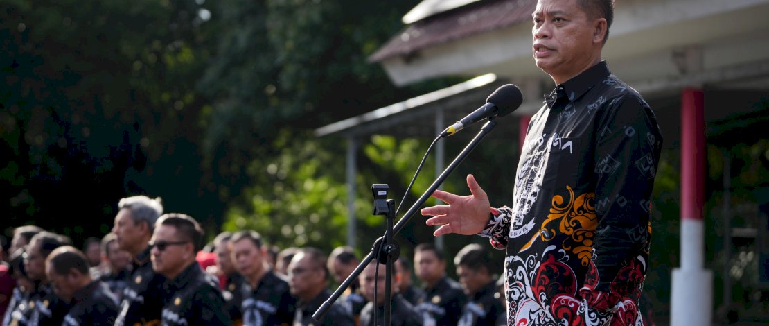 Prof Fadjry Djufry memberikan pengarahan secara langsung kepada seluruh pejabat Eselon II, III, dan IV, pejabat fungsional, serta ASN dan Non ASN Lingkup Pemprov Sulsel, pada Apel Pagi yang dilaksanakan di Lapangan Upacara Kantor Gubernur Sulsel, Kamis, 9 Januari 2025. Prof Fadjry Djufry memberikan pengarahan secara langsung kepada seluruh pejabat Eselon II, III, dan IV, pejabat fungsional, serta ASN dan Non ASN Lingkup Pemprov Sulsel, pada Apel Pagi yang dilaksanakan di Lapangan Upacara Kantor Gubernur Sulsel, Kamis, 9 Januari 2025.