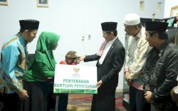 Menag Nasaruddin Umar Serahkan Bantuan Pendidikan Baznas untuk Anak Yatim dan Dhuafa di Bone