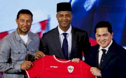 Patrick Kluivert Resmi Jadi Pelatih Timnas Indonesia, Pakai Peci dalam Perkenalan Resmi