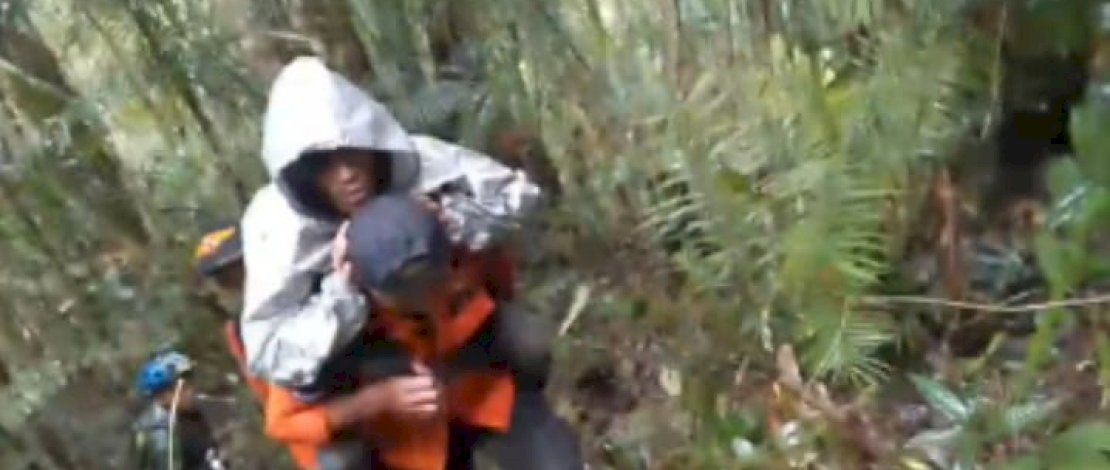 Pria bernama Salmon (42) akhirnya ditemukan tim gabungan setelah melakukan upaya pencarian selama lima hari di dalam kawasan hutan Kalamio Seko, Kabupaten Luwu Utara, Minggu, 12 Januari 2025.