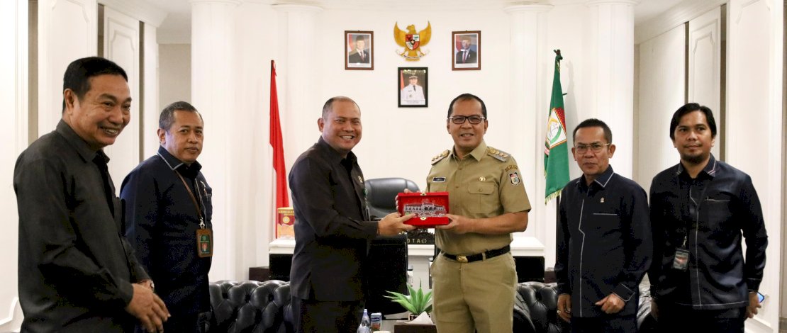 Danny saat menerima kunjungan Ketua PN Makassar, Dr. I Wayan Gede Rumega S.H MH beserta rombongan, Selasa, 14 Januari 2025. 