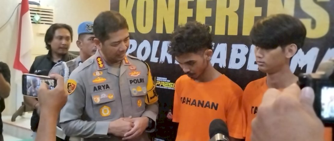 Enam pemuda di Kota Makassar ditangkap polisi usai melakukan aksi pengeroyokan dengan senjata tajam terhadap warga. Enam pemuda di Kota Makassar ditangkap polisi usai melakukan aksi pengeroyokan dengan senjata tajam terhadap warga.