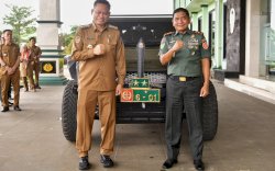 Disopiri Pangdiv Mayjen TNI Bangun Nawoko, Prof Fadjry Djufry Keliling Mako Pangdivif 3 Kostrad Pakai Mobil Maung