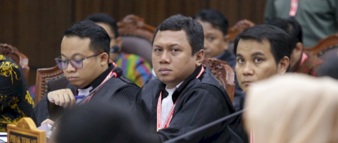 Nasrullah Salam (tengah) selaku kuasa hukum Pihak Terkait pada persidangan perkara nomor 79/PHPU.BUP-XXIII/2025 Perselisihan Hasil Pemilihan Umum Bupati Kabupaten Takalar Tahun 2024, pada Selasa (21/1) di Ruang Sidang Panel 3 MK
Foto: Humas MK/Bayu
