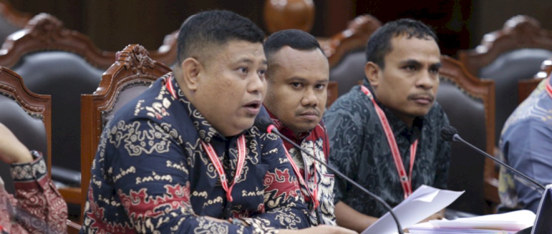 Dede Arwinsyah (kiri) dari Bawaslu saat memberikan Keterangan pada persidangan Perkara Nomor 218/PHPU.WAKO-XXIII/2025 Perselisihan Hasil Pemilihan Umum Walikota Kota Makassar , pada Selasa (21/1) di Ruang Sidang Panel 3 MK. Foto Humas MK/Bayu Dede Arwinsyah (kiri) dari Bawaslu saat memberikan Keterangan pada persidangan Perkara Nomor 218/PHPU.WAKO-XXIII/2025 Perselisihan Hasil Pemilihan Umum Walikota Kota Makassar , pada Selasa (21/1) di Ruang Sidang Panel 3 MK. Foto Humas MK/Bayu