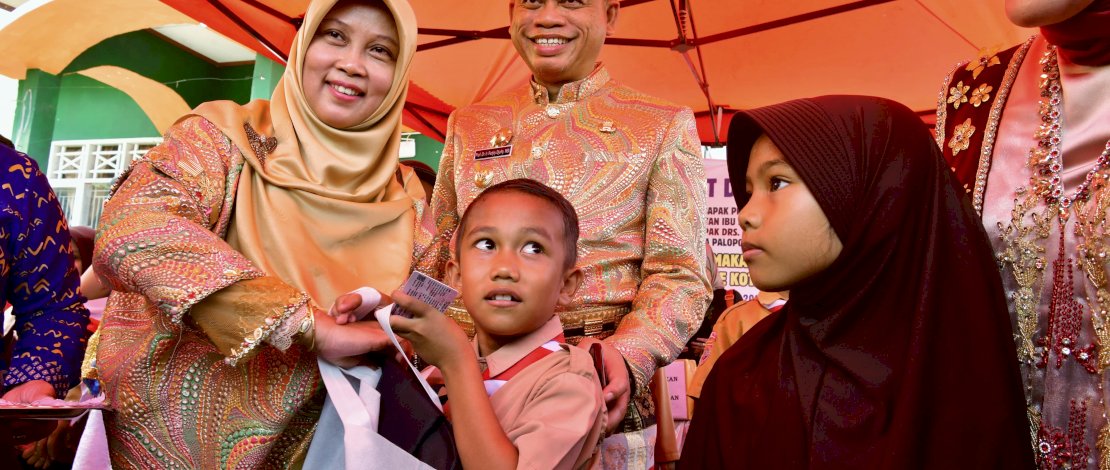 Penjabat Gubernur Sulsel, Prof Fadjry Djufry melakukan uji coba program Makan Bergizi Gratis (MBG) dan Pemeriksaan Kesehatan Gratis (PKG), di SDN 5 Salamae, Kota Palopo, Kamis, 23 Januari 2025. 