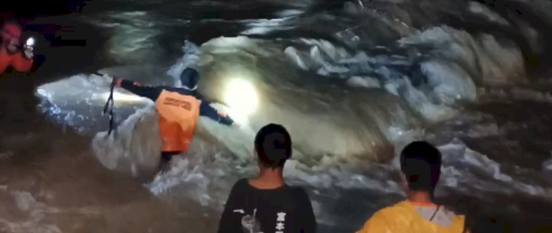 Tim gabungan SAR maupun TNI-Polri masih berupaya melakukan pencarian terhadap tiga mahasiswa Unhas yang dilaporkan hanyut di Sungai Bislab Maros.