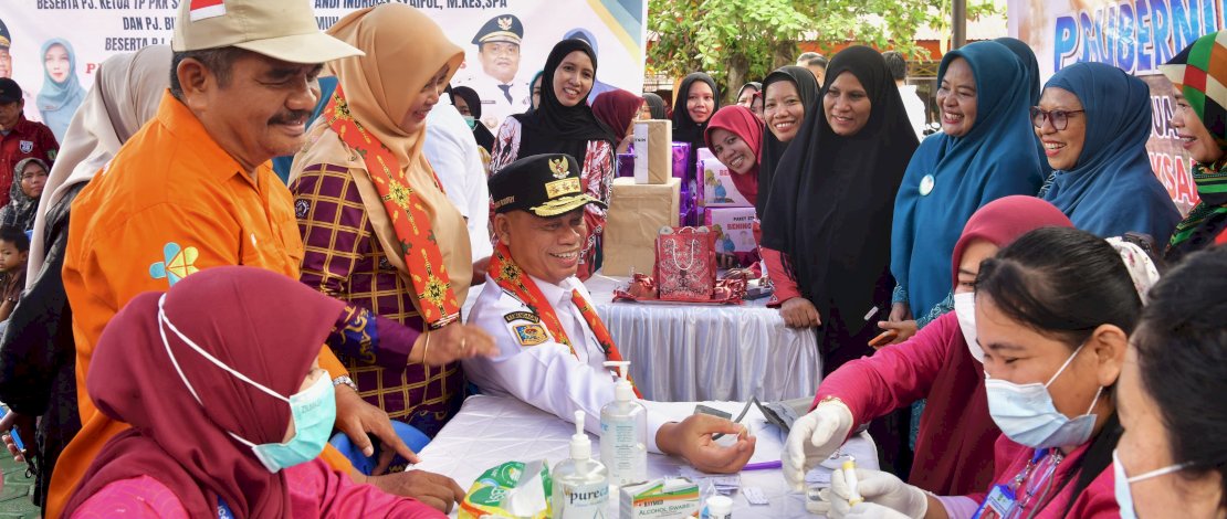 Pj Gubernur Sulsel Prof Fadjry Djufry didampingi Pj Ketua PKK Sulsel, Andi Indriaty Syaiful, menyampaikan apresiasi terhadap uji coba program Makan Bergizi Gratis (MBG) dan Pemeriksaan Kesehatan Gratis (PKG) yang digelar di Kabupaten Luwu, Jumat, 24 Januari 2025. 