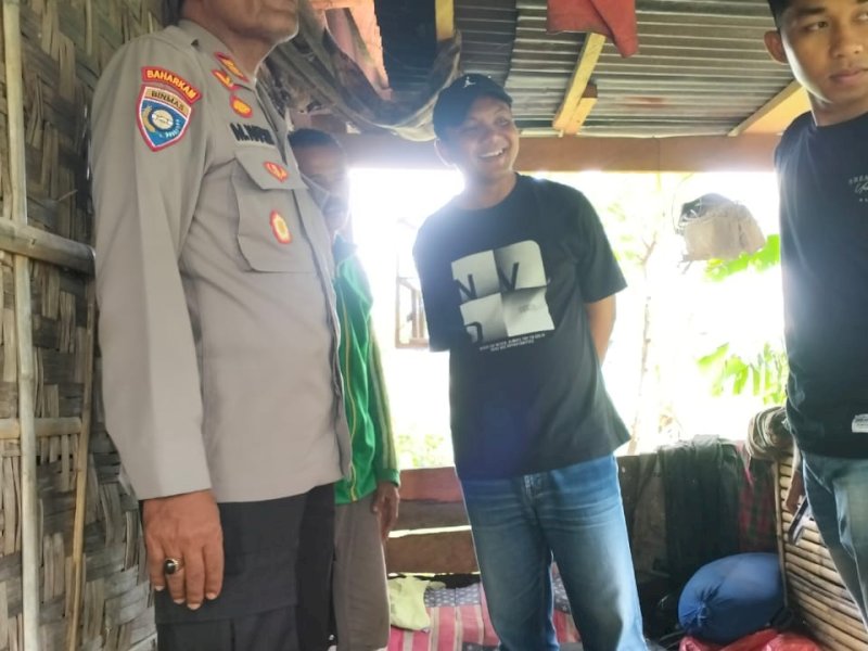 Serahkan Bantuan Sembako, Kapolres Jeneponto Kunjungi Kediaman Pria Sebatang Kara di Kelurahan Tonrokassi