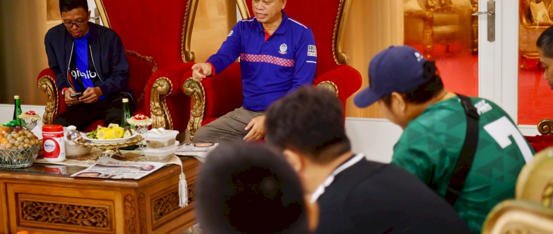 Penjabat Gubernur Sulsel Prof Fadjry Djufry memaparkan sejumlah target Pemerintah Provinsi (Pemprov) Sulsel di hadapan para jurnalis, usai jalan sehat, Rabu pagi, 29 Januari 2025. Penjabat Gubernur Sulsel Prof Fadjry Djufry memaparkan sejumlah target Pemerintah Provinsi (Pemprov) Sulsel di hadapan para jurnalis, usai jalan sehat, Rabu pagi, 29 Januari 2025.