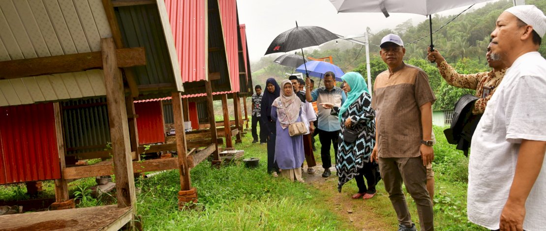 Penjabat Gubernur Sulsel Prof Fadjry Djufry didampingi Penjabat Ketua Tim Penggerak PKK Sulsel Andi Indriaty Syaiful, mengunjungi Pondok Pesantren Alam Indonesia, di Kabupaten Barru, Rabu, 29 Januari 2025.