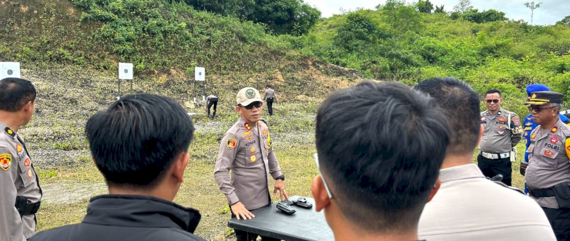 Polres Kepulauan Selayar menggelar latihan menembak di Lapangan Tembak Jalan Jend Ahmad Yani, Benteng, Kamis, 30 Januari 2025.