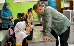 Didampingi Pj Ketua PKK Sulsel, Prof Fadjry Djufry Bagikan Telur dan Susu Gratis di Kota Makassar