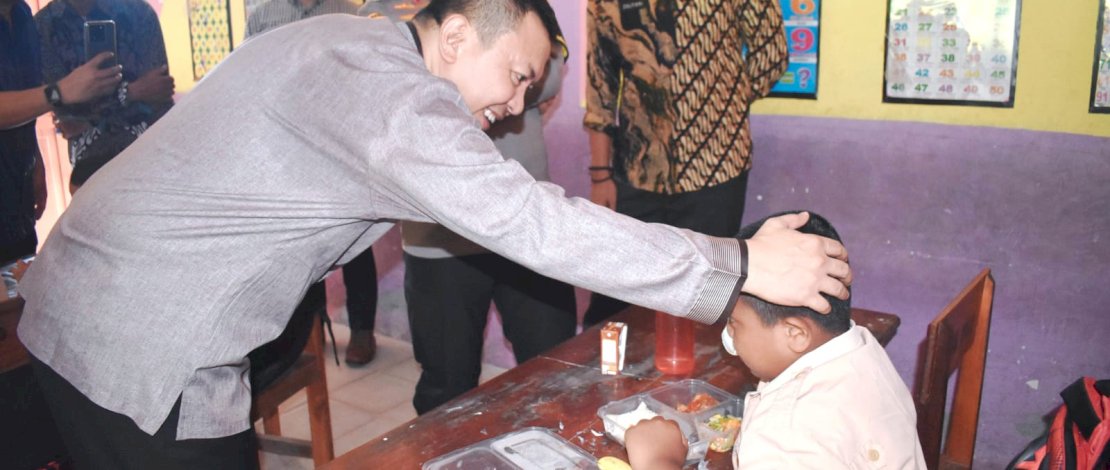 Program Makan Bergizi Gratis (MBG) yang digagas oleh Presiden Prabowo Subianto mulai disimulasikan di Kabupaten Kepulauan Selayar, Jumat, 31 Januari 2025. Program Makan Bergizi Gratis (MBG) yang digagas oleh Presiden Prabowo Subianto mulai disimulasikan di Kabupaten Kepulauan Selayar, Jumat, 31 Januari 2025.