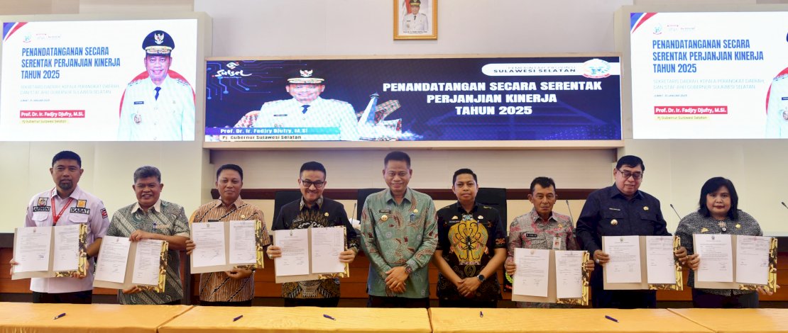 Penjabat Gubernur Provinsi Sulsel, Prof Fadjry Djufry, menyaksikan penandatanganan perjanjian kinerja Sekretaris Daerah Provinsi Sulsel Dr Jufri Rahman dengan Kepala Perangkat Daerah di lingkup Pemerintah Provinsi (Pemprov) Sulsel, di Ruang Rapat Pimpinan Kantor Gubernur Sulsel, Jumat, 31 Januari 2025. 