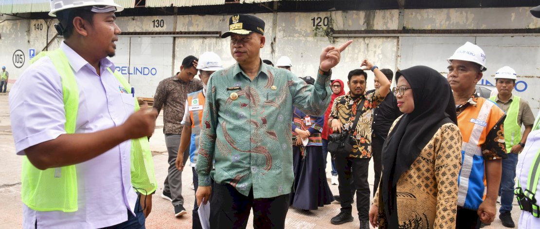 Prof Fadjry Djufry usai mengecek langsung tiga kapal pengangkut pupuk di Pelabuhan Sukarno Hatta, Jumat, 31 Januari 2025.