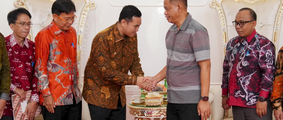 Pj Gubernur Sulsel Prof Fadjry Djufry saat menerima Bupati Pangkep Muhammad Yusran Lalogau beserta rombongan, di Rumah Jabatan Gubernur Sulsel, Sabtu, 1 Februari 2025.