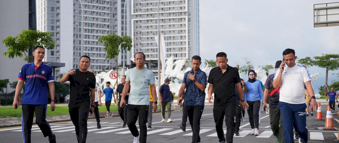 Penjabat Gubernur Sulsel Prof Fadjry Djufry jalan sehat bersama Regional CEO Bank Mandiri Sulawesi dan Maluku, Atta Alfa Wanggai, beserta dengan para kepala Organisasi Perangkat Daerah (OPD) lingkup Pemprov Sulsel, dan juga para karyawan Bank Mandiri, Sabtu, 1 Februari 2025. Penjabat Gubernur Sulsel Prof Fadjry Djufry jalan sehat bersama Regional CEO Bank Mandiri Sulawesi dan Maluku, Atta Alfa Wanggai, beserta dengan para kepala Organisasi Perangkat Daerah (OPD) lingkup Pemprov Sulsel, dan juga para karyawan Bank Mandiri, Sabtu, 1 Februari 2025.