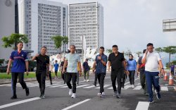 Pererat Silaturahmi, Pj Gubernur Sulsel Prof Fadjry Djufry Jalan Sehat Bersama Regional CEO Bank Mandiri