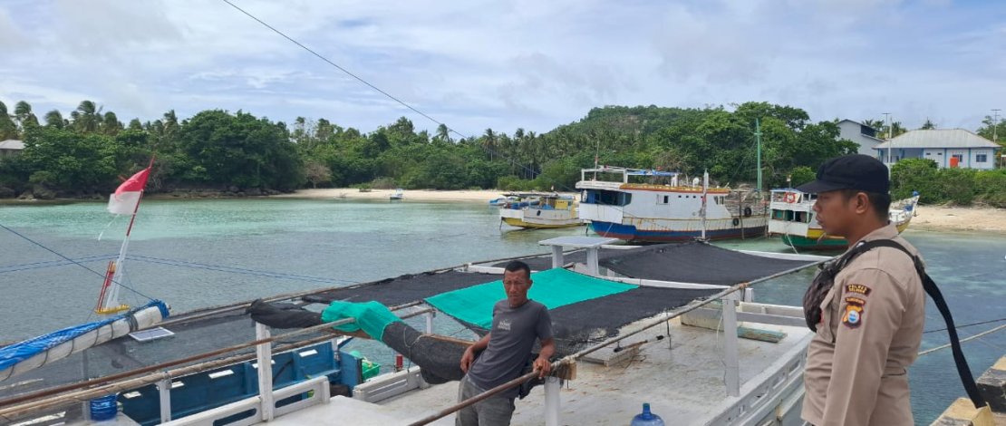 Polisi melakukan razia kapal di Pelabuhan Kayuadi untuk mencegah peredaran miras di kawasan kepulauan. Polisi melakukan razia kapal di Pelabuhan Kayuadi untuk mencegah peredaran miras di kawasan kepulauan.