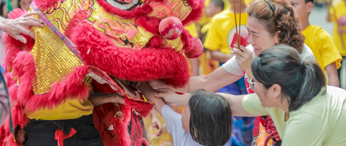Arak-arakan patung Dewa Cap Go Meh dalam rangka perayaan tahun baru Imlek 2576 atau 2025 berlangsung meriah di Jalan Sulawesi, Makassar, Minggu (02/02/2025).