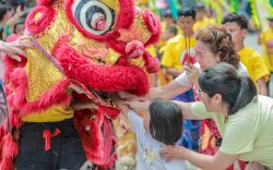 Meriah! Arak-Arakan Patung Dewa Cap Go Meh Kembali Digelar di Makassar Setelah 11 Tahun