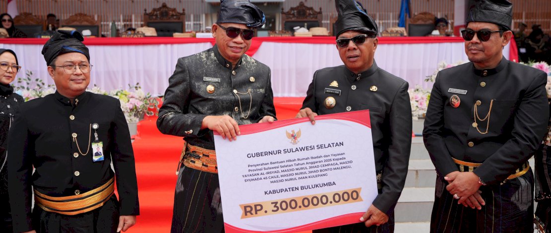Prof Fadjry Djufry menyerahkan bantuan hibah untuk rumah ibadah dan yayasan senilai Rp300 juta. Prof Fadjry Djufry menyerahkan bantuan hibah untuk rumah ibadah dan yayasan senilai Rp300 juta.