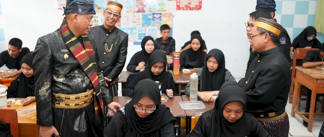 Penjabat Gubernur Sulsel Prof Fadjry Djufri mengecek pelaksanaan program Makan Siang Gratis di Kabupaten Bulukumba setelah menghadiri perayaan Hari Ulang Tahun (HUT) ke-65 kabupaten tersebut, Senin, 3 Februari 2025. Penjabat Gubernur Sulsel Prof Fadjry Djufri mengecek pelaksanaan program Makan Siang Gratis di Kabupaten Bulukumba setelah menghadiri perayaan Hari Ulang Tahun (HUT) ke-65 kabupaten tersebut, Senin, 3 Februari 2025.