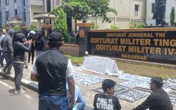 Tuntut Penuntasan Kasus Dugaan Perselingkuhan Eks Dandim Makassar, Massa Gelar Aksi Teatrikal  di Depan Otmil IV-17 Makassar