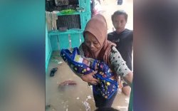 Banjir, Warga Jalan Mallengkeri Evakuasi Bayi Baru Lahir 